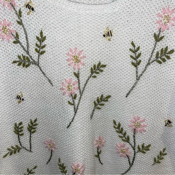WHITE STAG Vintage Bees and Flowers Embroidered Short Sleeve Knit Sweater - Picture 2 of 4